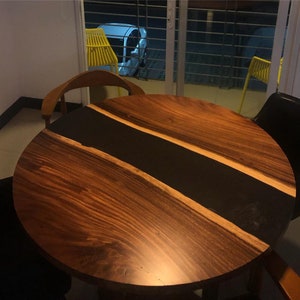 Gepersonaliseerde zwarte epoxy uitschuifbare tafel Vergadertafel Eetkamerblad van hars Houten Eetset Woondecoratie Tafel in hedendaagse stijl afbeelding 2