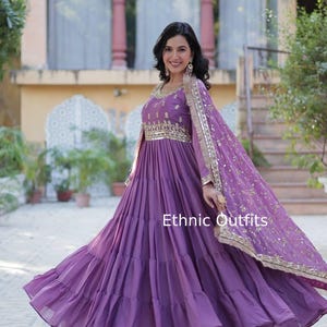 ボリウッドスタイルのパープルガウンドレス、女性用、インドのウェディングパーティーウェア、アナルカリードレス、婚約ギフトウェア、花嫁介添人用、すぐに着用できる衣装