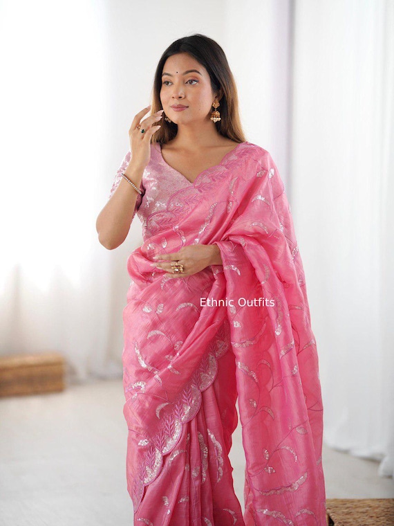 Sari in tessuto rosa perfetto per le donne, da indossare per feste