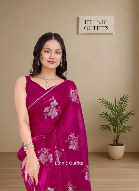 女性用のかわいいピンクのサリー、インドのウェディングパーティー
