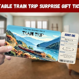 Pode incluir: Um modelo de bilhete de comboio imprimível com uma imagem de comboio cénica. O bilhete diz "Você vai fazer uma viagem de comboio" e tem uma secção para um nome, data, hora, local e mensagem. O bilhete foi concebido para ser um presente surpresa.