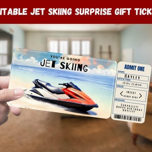 Könnte beinhalten: Ein druckbares Jet-Ski-Geschenkticket mit dem Text "You're going jet skiing" und einem Bild eines Jet-Skis auf einem blauen Meer. Das Ticket hat einen Bereich für den Namen des Empfängers, Datum und Uhrzeit, Veranstaltungsort und eine Nachricht. Der Text auf dem Ticket lautet "ADMIT ONE", "HAYLEY", "20 Dec 25 @ 1pm", "INSERT VENUE HERE", "SURPRISE!! HAPPY BIRTHDAY HAYLEY!"