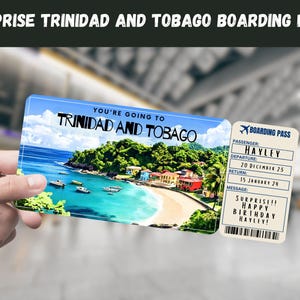 Puede incluir: Un pase de embarque personalizado para un viaje a Trinidad y Tobago, con una vista de la playa. El pase incluye el texto "You're going to Trinidad and Tobago" y un mensaje "Surprise!! Happy Birthday Hayley!"