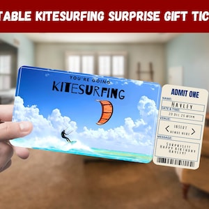 Peut inclure: Billet cadeau surprise de kitesurf éditable avec un ciel bleu, des nuages blancs et un kitesurfeur dans l'eau. Le billet indique "You're Going Kitesurfing" et comporte un espace pour un nom, une date, une heure, un lieu et un message.