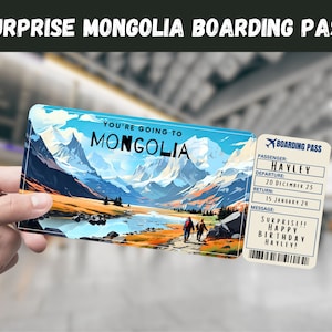 Może przedstawiać: Drukowana karta pokładowa na podróż do Mongolii. Karta zawiera malowniczy obraz gór i rzeki. Tekst na karcie brzmi "Jedziesz do Mongolii" i "Niespodzianka ! Wszystkiego najlepszego z okazji urodzin Hayley !"