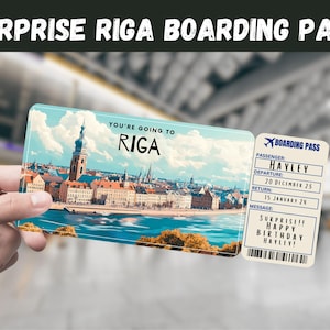 Puede incluir: Una tarjeta de embarque de estilo vintage con una foto de Riga, Letonia. La tarjeta dice "You're going to Riga" y tiene un mensaje que dice "Surprise!! Happy Birthday Hayley!"