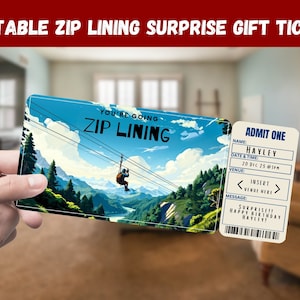 Puede incluir: Un boleto de regalo imprimible para una actividad de tirolesa con un paisaje montañoso pintoresco y una persona en tirolesa. El boleto dice "You're Going Zip Lining" y "Admit One".