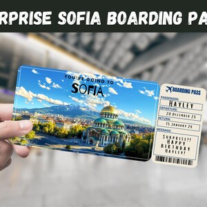 Può includere: Una carta d'imbarco stampabile con una foto della Cattedrale di San Alessandro Nevski a Sofia, Bulgaria. La carta d'imbarco è per Hayley e ha una data di partenza il 20 dicembre e una data di ritorno il 15 gennaio. Il messaggio sulla carta d'imbarco dice "Sorpresa !! Buon compleanno Hayley!"