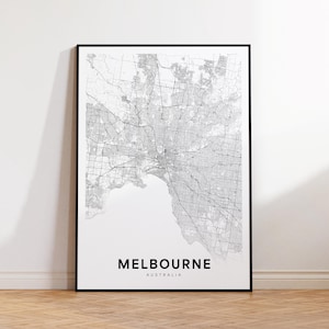 Könnte beinhalten: Schwarz-weiße Karte von Melbourne, Australien, in einem Rahmen. Die Karte zeigt die Straßen und Wasserwege der Stadt. Das Wort "MELBOURNE" ist fett gedruckt, darunter "AUSTRALIA".