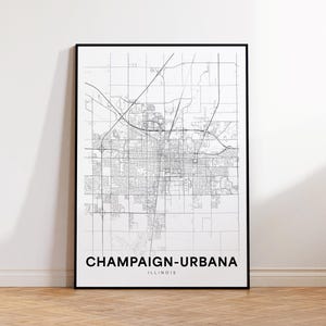 Könnte beinhalten: Schwarz-weiß Druck einer Karte von Champaign-Urbana, Illinois. Die Karte zeigt die Straßen und Sehenswürdigkeiten der Stadt.