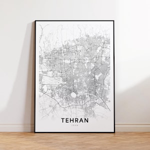 Pode incluir: Uma impressão emoldurada em preto e branco do mapa de Teerão, Irão. O mapa detalha o layout da cidade com estradas e características geográficas. O nome da cidade e o país são impressos na parte inferior.