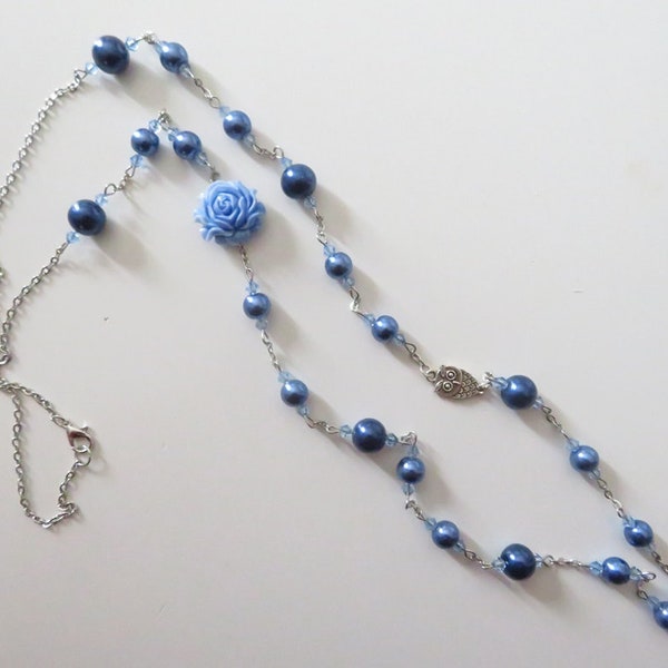 Collier sautoir perles bleu foncé, Collier femme, Sautoir bleu perles nacrées en verre, collier long bleu avec rose bleu, cadeaux pour femme