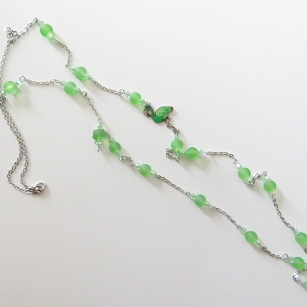 Collier sautoir perles givrées vert, Collier femme, Sautoir vert perles givrées en verre, collier long vert avec flamant rose vert, sautoir