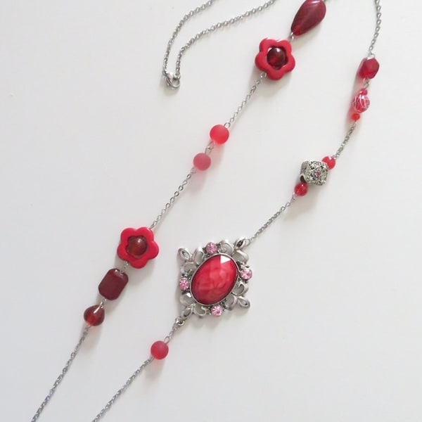 Collier sautoir perles rouge, Collier femme, Sautoir rouge perles en verre, fleurs rouge, collier long rouge, idée cadeaux pour femme