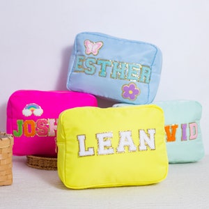 Bolsa de cosméticos personalizada com remendo Chenill para mulheres, bolsa de maquiagem de nylon tamanho XL com nome costurado, bolsa de higiene pessoal de viagem, presente para mãe dama de honra para ela