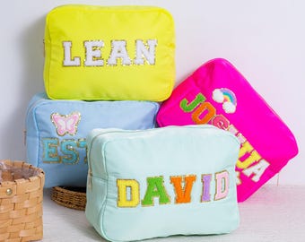 Neceser de nailon personalizado: Neceser con parche de chenilla y nombre personalizado