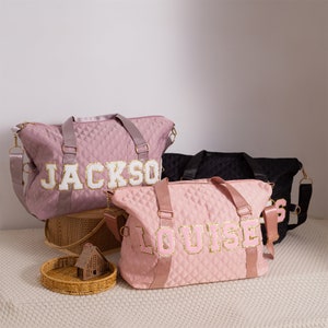 Genähte Namenstasche, personalisierte Chenille-Buchstaben-Reisetasche für sie, kundenspezifische monogrammierte Wochenendtasche, ursprüngliche Sporttasche, Krankenhaustasche, Babytasche