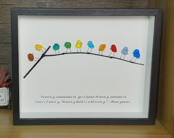 Arte enmarcado de pájaros arcoíris de vidrio marino hecho a mano: decoración con cita familiar