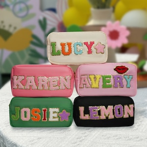 Benutzerdefinierte Kosmetiktasche, personalisierte Nylontasche mit Chenill-Patch für Frauen und Mädchen, genähte Kulturtaschen, Kosmetikveranstalter Geschenk für sie