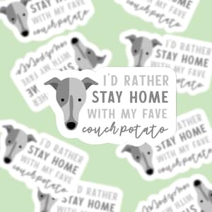 Pegatina troquelada "Quédate en casa con el perro" con superposición holográfica / Amante de los sabuesos / Adicto a la televisión / Regalo para ella / Pegatina de diario / Galgo