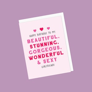Biglietto di auguri di compleanno carino con testo rosso e rosa - Buon compleanno alla mia bellissima, stupenda, meravigliosa e sexy fidanzata - Interno vuoto