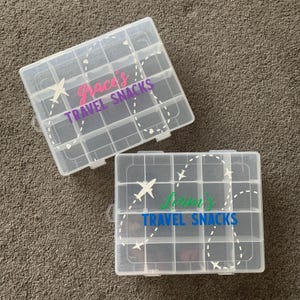 Personalisierte Medium Travel Snacks Fach Box mit Vinyl-Dekoration - ideal für Flüge und Urlaub - inklusive Box