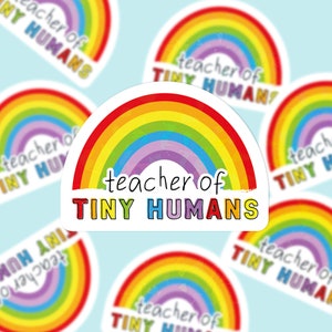 Teacher of Tiny Humans autocollant découpé arc-en-ciel avec superposition de verre brisé holographique | Cadeau pour enseignant, crèche, école maternelle