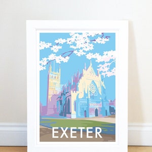 Op de afbeelding: Een kleurrijke illustratie van de kathedraal van Exeter in Engeland, met een blauwe lucht en witte bloesems op de achtergrond. De tekst "EXETER" is onder de kathedraal gedrukt.