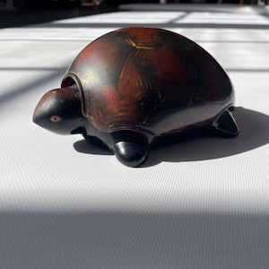 Vintage Burmese Turtle Lacquerware trinket box