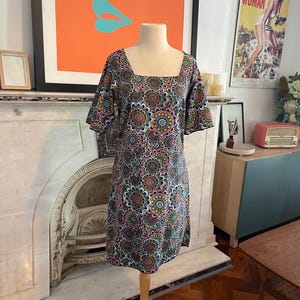 Letnia sukienka w stylu boho psychodelicznym z lat 60.