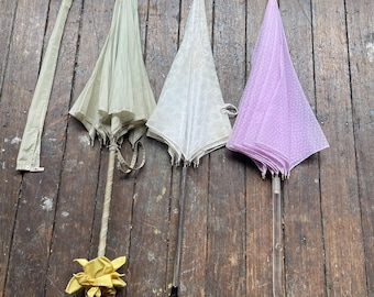 Sombrillas vintage de los años 50: rosa, crema y verde - Restored Props