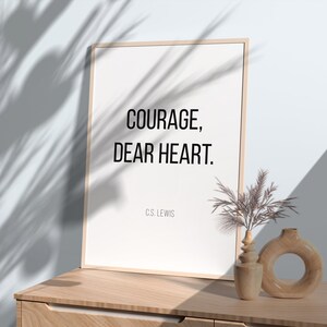 Coraggio caro cuore stampa, citazione di CS Lewis, stampabile in bianco e nero, download digitale, arte della parete minimalista