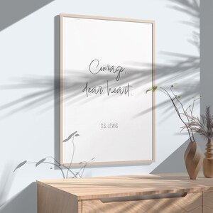 Coraggio caro cuore stampa, citazione di CS Lewis, stampabile in bianco e nero, download digitale, arte della parete minimalista