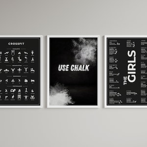 Könnte beinhalten: Drei schwarz-weiße Poster mit weißen Rahmen. Das linke Poster hat oben das Wort "CROSSFIT" und listet verschiedene Arten von Übungen mit Symbolen auf. Das mittlere Poster hat die Worte "USE CHALK" in weißer Schrift auf schwarzem Hintergrund mit einer weißen Wolke aus Kreide. Das rechte Poster hat die Worte "THE GIRLS" in weißer Schrift auf schwarzem Hintergrund und listet verschiedene Trainingsroutinen mit Symbolen auf.
