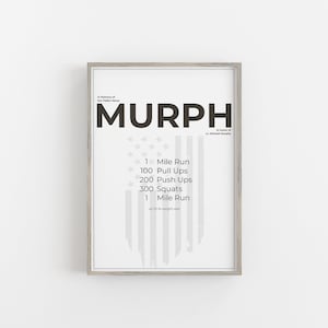 Könnte beinhalten: Ein schwarz-weißes druckbares Poster mit dem Text "MURPH" in großen Fettdruckbuchstaben. Das Poster ist eine Hommage an Lt. Michael Murphy und beinhaltet das Workout "MURPH", das aus einem 1,6 km Lauf, 100 Klimmzügen, 200 Liegestützen, 300 Kniebeugen und einem weiteren 1,6 km Lauf besteht, alles während man eine 9 kg schwere Gewichtsweste trägt.