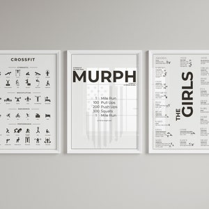 Könnte beinhalten: Drei schwarz-weiße gerahmte Poster mit weißem Hintergrund. Das linke Poster hat das Wort "CROSSFIT" oben und listet verschiedene Übungen mit Symbolen auf. Das mittlere Poster hat das Wort "MURPH" oben und listet die Trainingsroutine mit dem Text "1 Mile Run, 100 Pull Ups, 200 Push Ups, 300 Squats, 1 Mile Run" auf. Das rechte Poster hat die Worte "THE GIRLS" oben und listet verschiedene Trainingsroutinen mit Namen wie "Amanda", "Annie", "Barbara", "Chelsea", "Cindy", "Diane", "Elizabeth", "Eva", "Fran", "Grace", "Helen", "Isabel", "Karen", "Linda", "Lynne", "Kelly", "Mary", "Nancy", "Nicole" und "The Murph" auf.