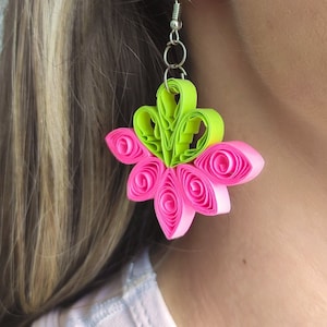 Orecchini di carta con fiori rosa, orecchini unici, gioielli fatti a mano, orecchini quilling, orecchini originali per le donne, regali per la mamma dalla figlia