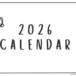 以下が含まれることがあります： 白い背景に黒い花のボーダーと太字の「2026 CALENDAR」の文字。右下隅には「© 2026 PAPERANDPOLLEN」の文字があります。