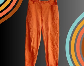 Orangefarbene Hose im Vintage-Stil. Damen-Teouser im 90er-Jahre-Stil