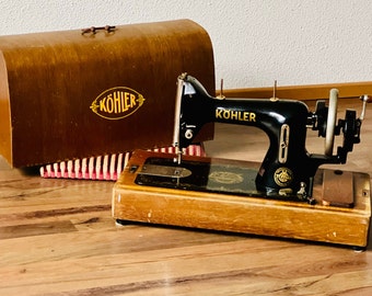 Wunderschöne antike Nähmaschine „KOHLER“ mit Original-Holzkiste und Schlüssel – DEUTSCHLAND mit Rokoko-Aufklebern, Retro-Sammlerstück für Heimdekoration