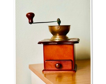 Moulin à café en bois antique Fraise conique manuelle Tiroir de moulin à café en bois rustique vintage par D.E Douwe Egberts - Néerlandais, Hollande, Pays-Bas