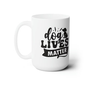 Op de afbeelding: Witte keramische koffiemok met een zwart silhouet van een hond en de tekst "dog lives matter" in een zwart cursief schrift.