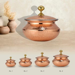 Può includere: Ciotole da portata color rame con coperchi, caratterizzate da una texture martellata. I coperchi sono sormontati da un pomello color oro. L'immagine mostra una ciotola grande e un set di quattro ciotole più piccole, ciascuna numerata.