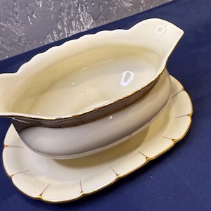 Vintage Arzberg Bavaria Gravy Boat with Gold Trim – Elegant Porcelain Design