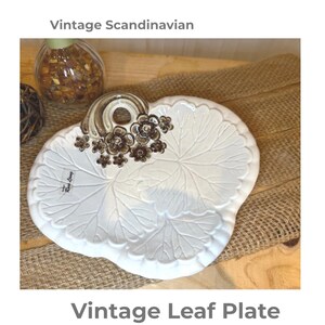 Puede incluir: Un juego de tres cuencos de cerámica anidados en tonos azules, verdes y blancos. Los cuencos presentan un esmalte moteado y un diseño sencillo y moderno. El cuenco más grande mide unos 15 cm de diámetro.