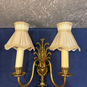 Appliques murales vintage en laiton - Élégant éclairage à deux bras avec abat-jour plissé crème