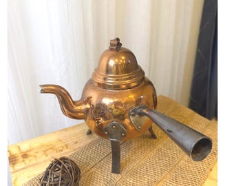 Vintage Gehämmerte Kupfer Teekanne: Rustikaler skandinavischer Dreibein Teekessel