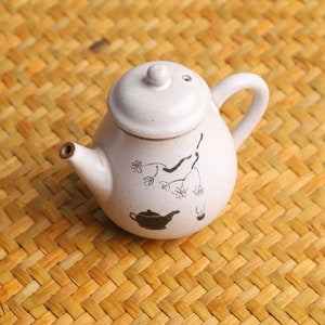 Hand-painted Ceramic Teapot Traditional Gongfu Tea Pot 90ml image 2