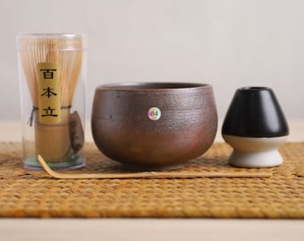 Holzbefeuerte Keramik Chawan mit Bambusbesen und Chasen Halter Teezeremonie Set