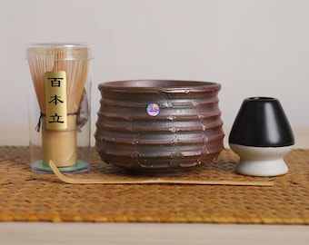 Holzgebrannte Keramik-Chawan mit Bambus-Schneebesen und Chasen-Halter Japanisches Teezeremonie-Set